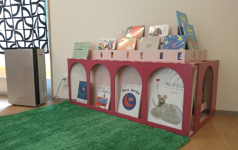 汐留サーノ保育園内パッソ ア パッソに設置された絵本コーナーの様子。
							