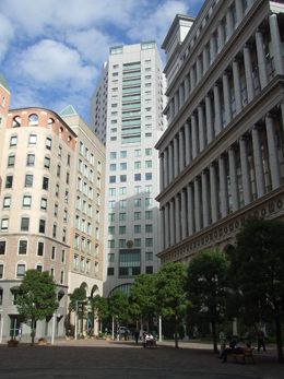 広場から見た完成した建物