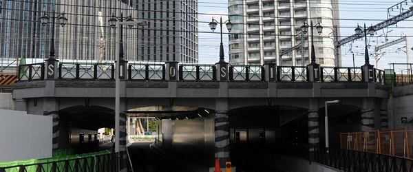 イタリア街の街並みと調和させたゲート空間