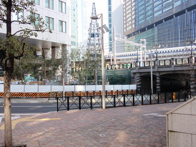 一体的にデザインされた区街４号線と連続する民間敷地