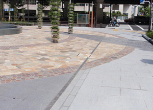 一体的な広場空間に調整した歩道と民間敷地